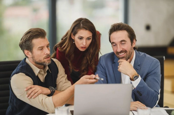 Plusieurs personnes travaillent sur un ordinateur
